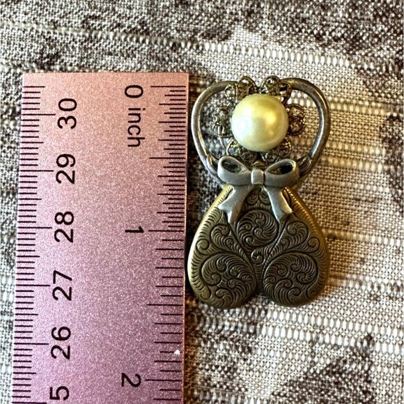 Vintage Angel Brooch With Faux Pearl Intricate Heart Design Antique Brass Finish - Picture 3 of 9